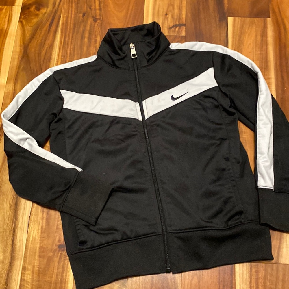 Boy’s Size 6 Nike Sports Zip-up Sweater/Jacket in Black with White Accents